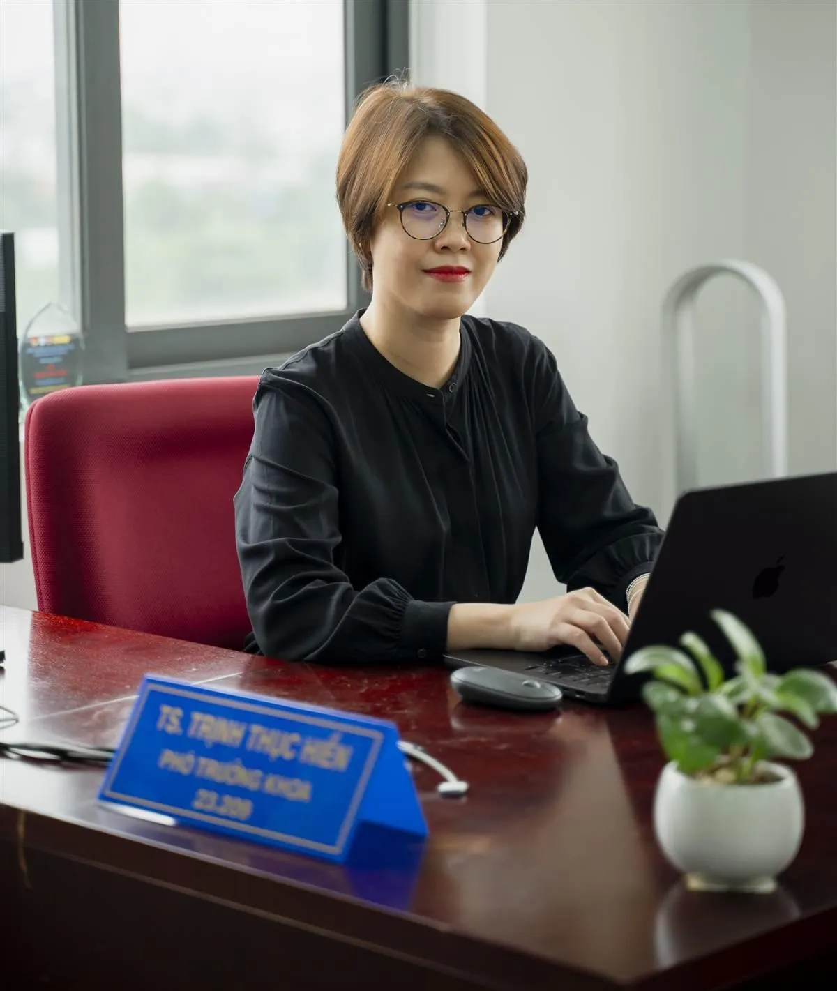 TS. Trịnh Thục Hiền